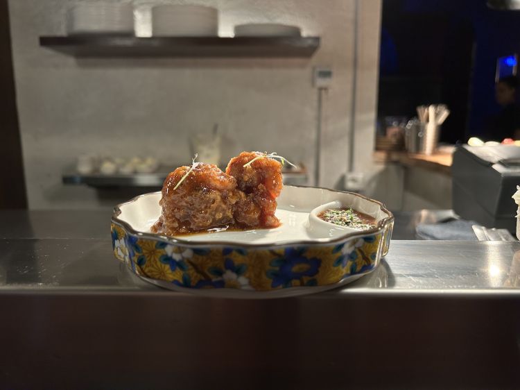 Polletto crispy con salsa chili orientale: sovraccoscia di un polletto della campagna di Verona, fritta quattro volte con amido di manioca, di patata e di grano, «Ho imparato questa tecnica in Spagna». Alla fine una glassa orientale al tamarindo e limone cinese