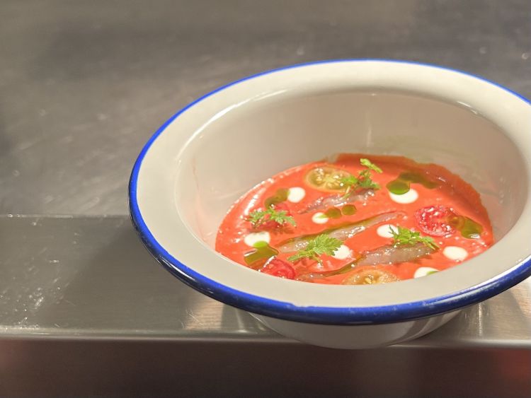 Gazpacho di fragole e pomodori maturi, gamberi gobbetti siciliani affumicati, panna acida affumicata e olio all’erba cipollina