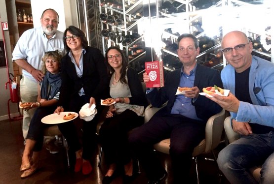 Paolo Marchi, Tania Mauri, host Sandra Ciciriello, Luciana Squadrilli, Daniel Young and Franco Pepe. The meeting in Milan also offered the chance to speak about La Buona Pizza (Giunti), a book by Mauri and Squadrilli, out on 6th July
