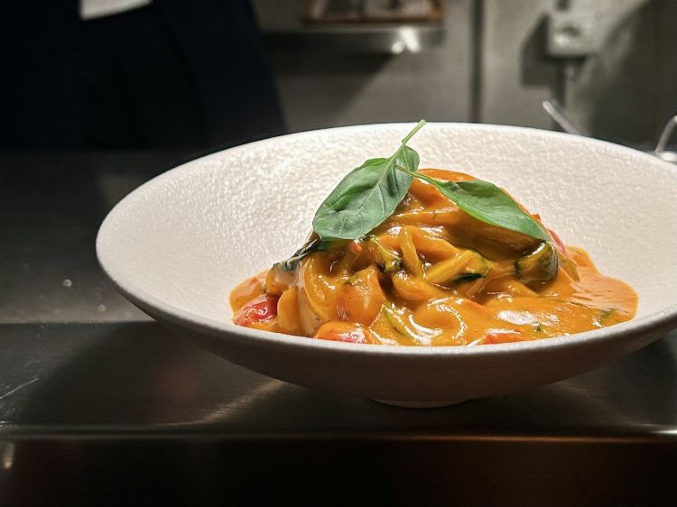 Lo scarpariello: spaghetti di Gragnano, pomodori datterini rossi e gialli, pomodori pelati, basilico e Parmigiano Reggiano