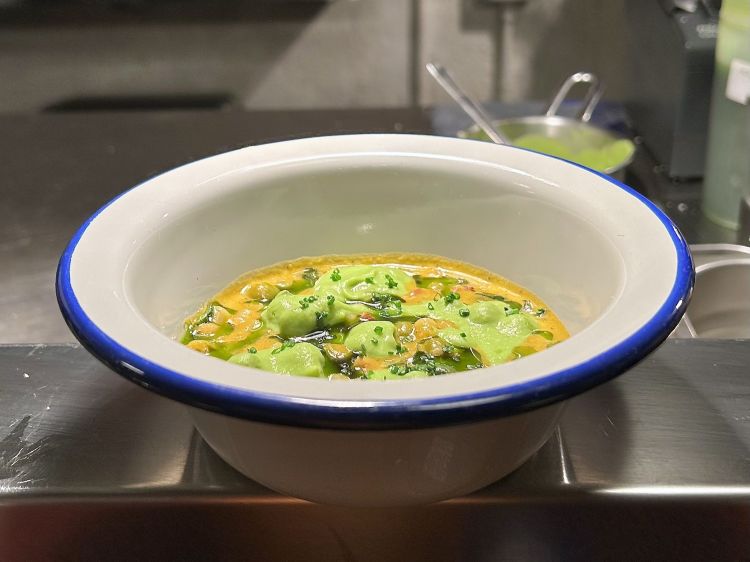 Pasta e piselli: ditalini, piselli alla brace e freschi, pancetta affumicata, Parmigiano Reggiano, basilico e olio all’erba cipollina, «è una ricetta di nonna Carmela»