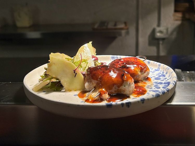 Bombette: bombette di maiale con stracchino, caciocavallo pugliese e pistà ad grass piacentino, misticanza estiva con cetriolo barattiero e vinaigrette alla senape