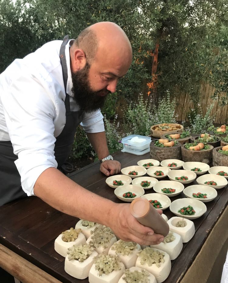 Lo chef Domingo Schingaro al lavoro - Foto: Annalisa Cavaleri
