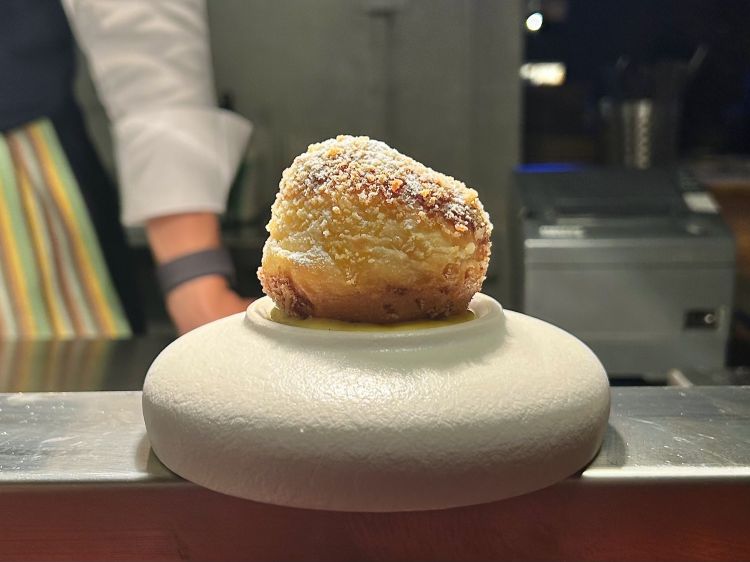 Mini bombe, ossia bomboloni caldi con crema pasticcera (una rivisitazione dell’iris catanese, quindi un krapfen fritto e panato col panko)