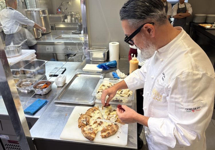 Salvatore Gatta al lavoro nella cucina dell'hub
