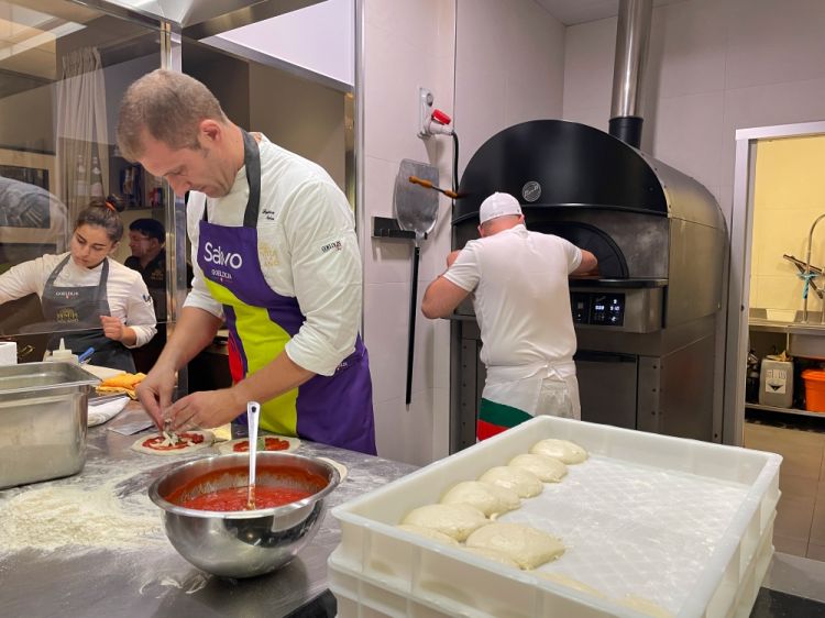 Salvatore Salvo intento a preparare la sua Pizza al portafoglio, in versione di classica Margherita
