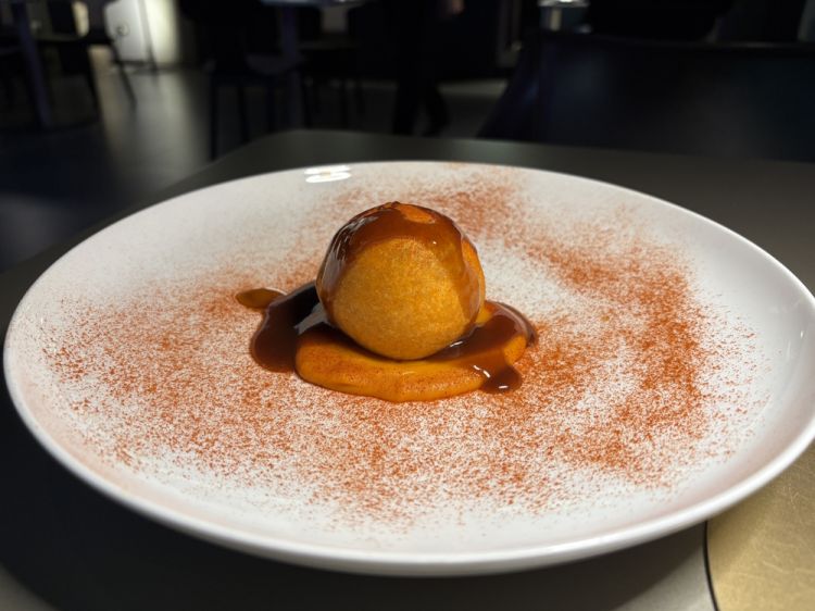 Salvatore Gatta e Vitantonio Lombardo Guancia di maialino nero lucano in sfera di pizza fritta, zucca, salsa all'amaro lucano e pistacchi