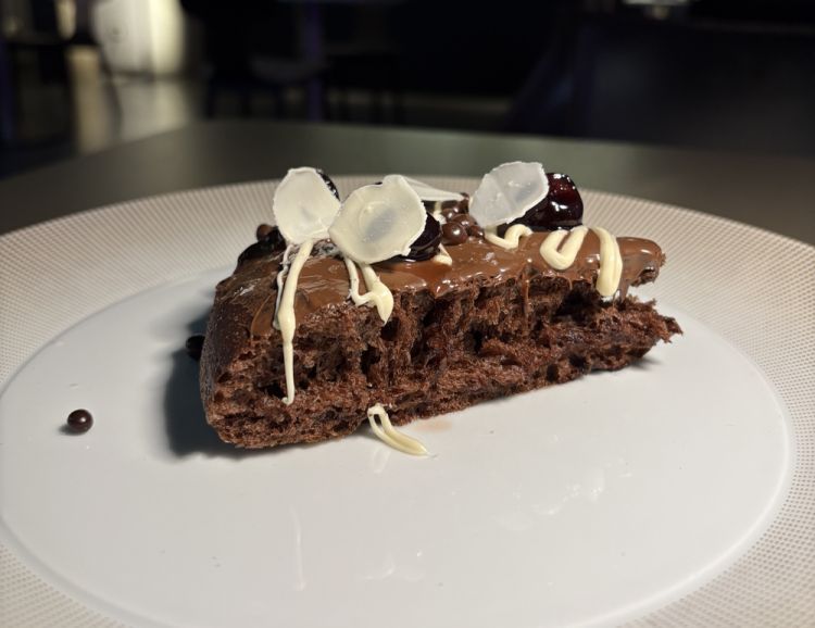 Salvatore Gatta "Foresta nera" pizza al doppio cioccolato, nocciole e amarene