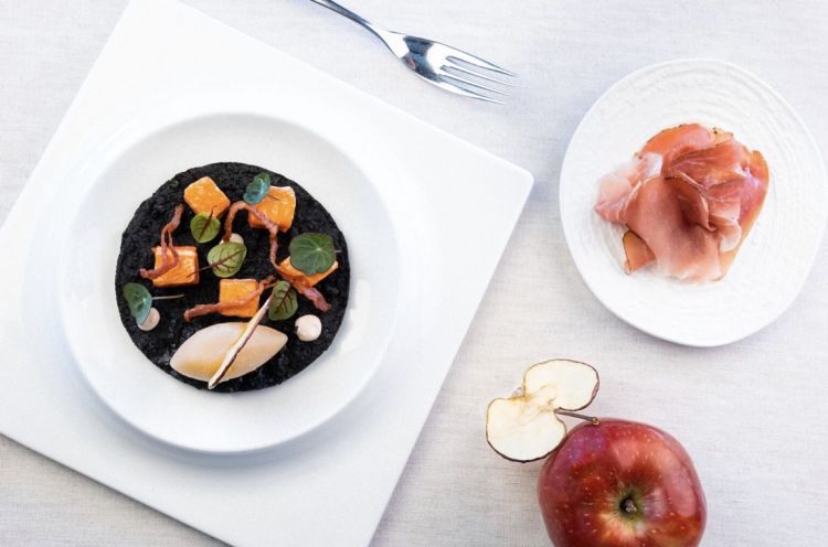 Cubi di salmone selvaggio su crumble di pane al ne