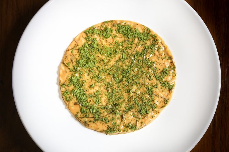 Risotto al brodo di manzo, ricci, kombu e cime di rapa
