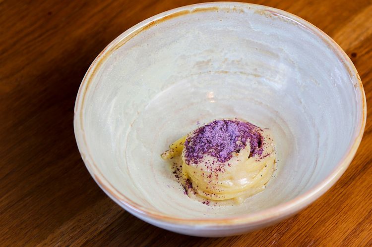 Spaghetto al brodetto bianco di razza e cavolo viola. Le foto dei piatti sono di Giovanni Mastropasqua