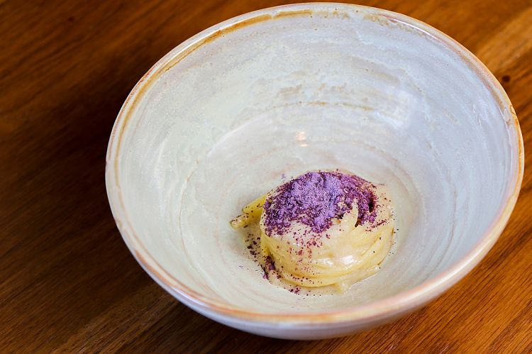 Spaghetto al brodetto bianco di razza e cavolo viola. Le foto dei piatti sono di Giovanni Mastropasqua
