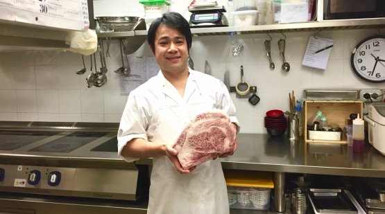 Lo chef Tsuyoshi Noikura dello Yazawa beef di Milano
