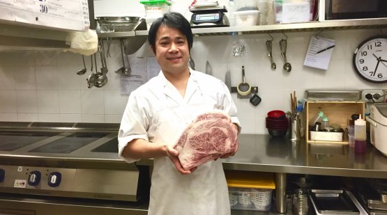 Lo chef Tsuyoshi Noikura dello Yazawa beef di Milano