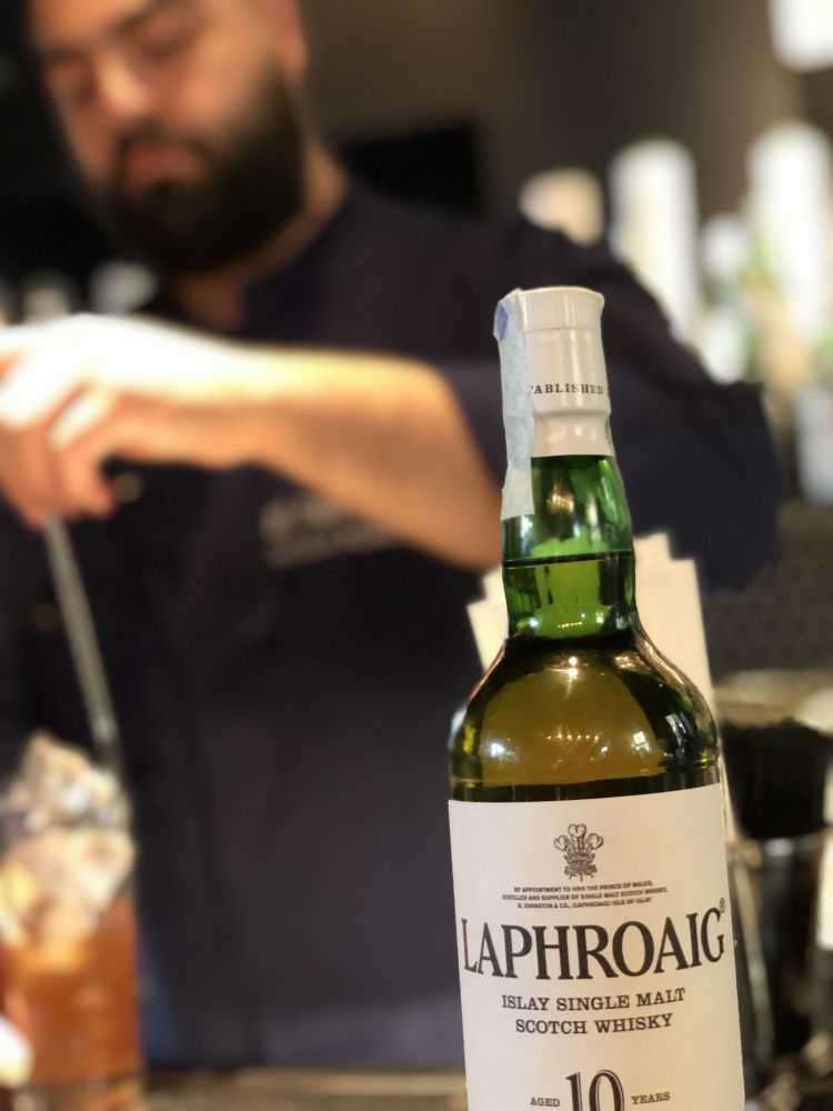 Nicola Romiti, barman dello spazio ristorante&bar Al Naviglio prepara il primo drink della serata
