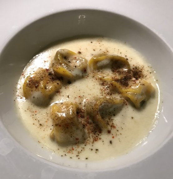 Tortellini, manzo alla chiantigiana, panna, lemongrass, capperi
