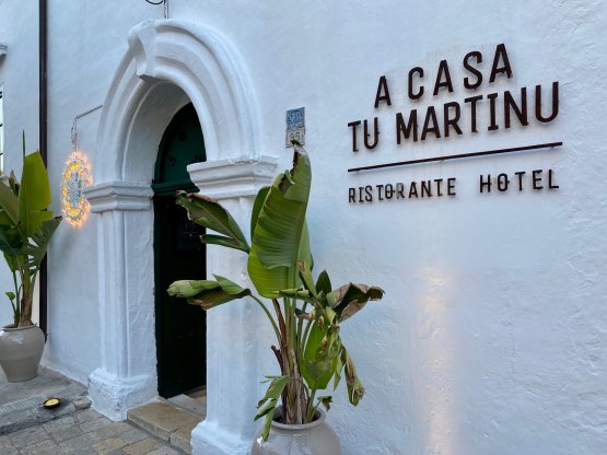 L'ingresso del ristorante A Casa Tu Martinu, nel centro storico di Taviano. La struttura comprende un ristorante etico e un albergo diffuso con antico agrumeto e piscina
