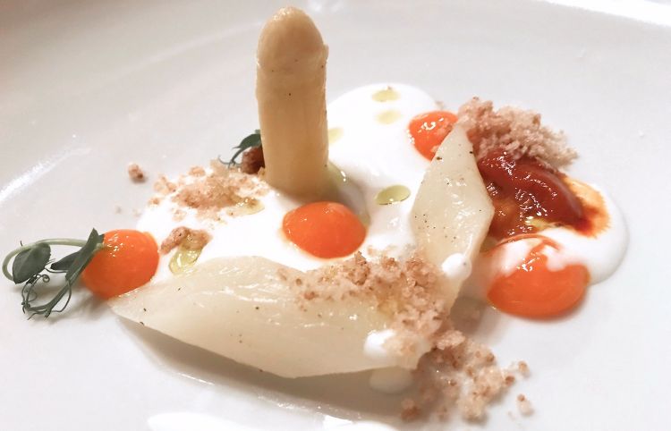 Asparago bianco di Bassano, kefir, uovo marinato, amaranto, ricci di mare