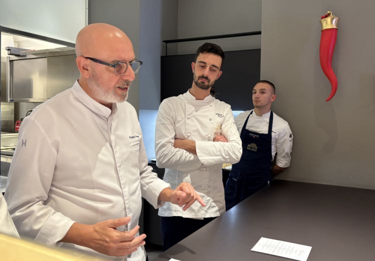 Momenti del briefing con le brigate, prima del servizio