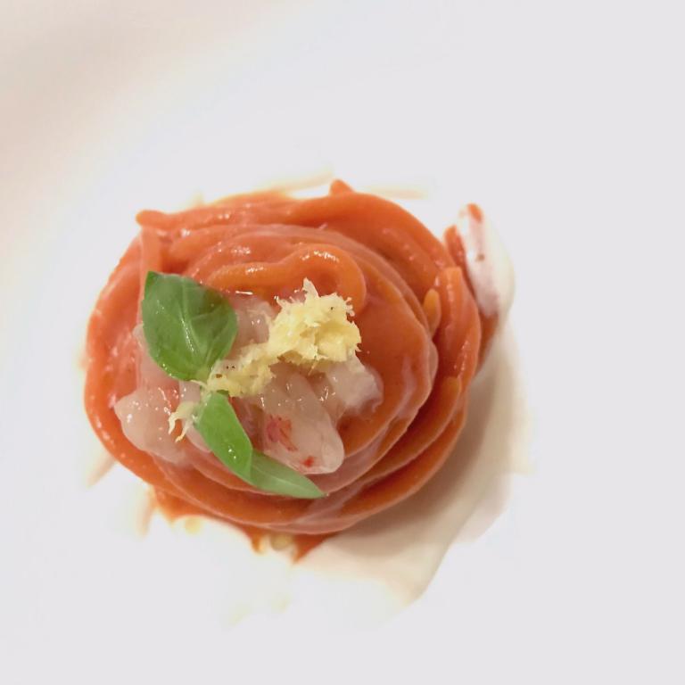 Spaghetto al pomodoro, gambero rosso, crema di latte affumicata, scorza di limone