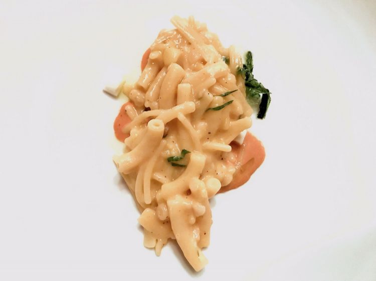 Pasta, patate, ricci di mare e alga