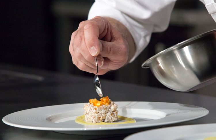 Chicchi di grano Rossello lasciati così come sono, in purezza, senza molirli. Assenza li mette in acqua per due giorni, poi li cuoce a vapore per 70 minuti. Risottati in padella, vengono serviti con un’emulsione di mandorla, una crema di mela cotta e frollini di farina integrale. Come tutti i suoi dessert, viene zuccherato al minimo, con pochissimi grammi di miele, per esaltare la dolcezza naturale e la personalità di tutti gli ingredienti