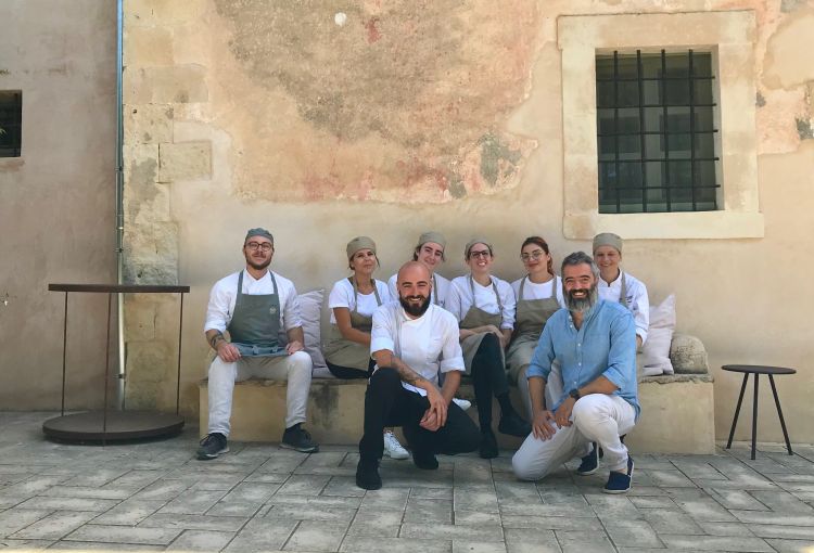 Foto di gruppo al Battimandorlo di Noto. Davanti s