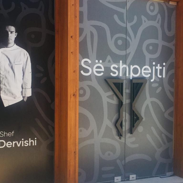 L'ingresso del nuovo locale di Tirana di Bleri Dervishi, che aprirà a settembre
