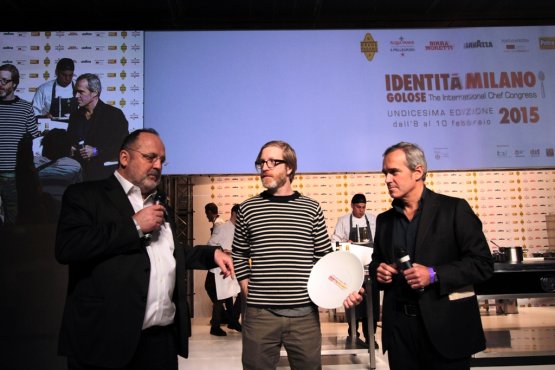 Alfredo Pratolongo (Direttore Comunicazione e Affari Istituzionali di HEINEKEN ITALIA) ha consegnato sul palco di Identità Milano il Premio Birra in Cucina a Daniel Burns (ristorante Luksus, New York)