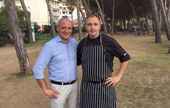 Il sommelier Giancarlo Marena e il cuoco Alfonso Crescenzo nella pineta del Praia Resort
