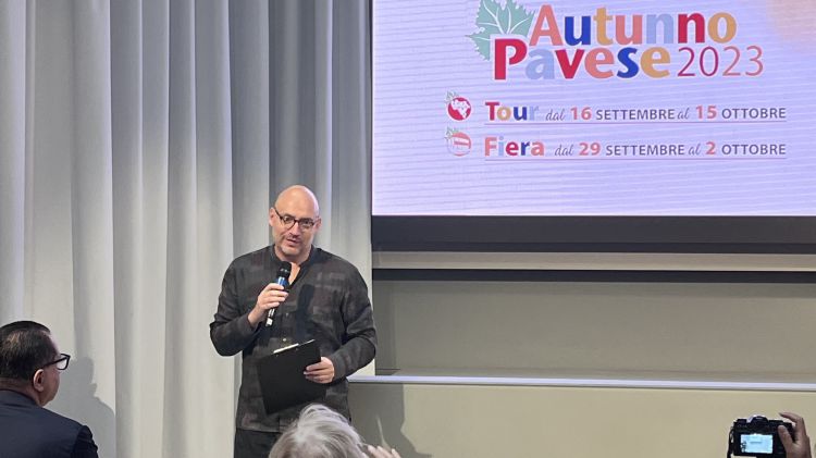 Carlo Passera, coordinatore della redazione di Identità Golose, spiega i contenuti delle Serate d'Autunno a Autunno Pavese, delle quali ha curato l'organizzazione

