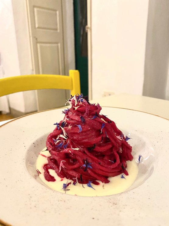 Spaghettone di pasta fresca all’uovo con crema di barbabietola rossa, mentuccia e fonduta di caciocavallo stagionato in grotta della chef Chiara Murra
