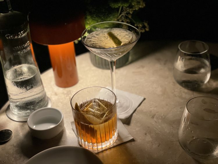 Da quest'anno al Filo è possibile dare inizio alla cena con un drink a scelta dalla carta nuova di zecca che include anche un'interessante selezione di cocktail analcolici o low alcohol, come il Vegan Negroni o il Virgin Apple Martini