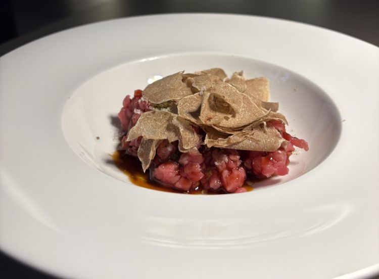 Battuta di manzo, nocciole, polvere di alloro e tartufo bianco - Edoardo Traverso
