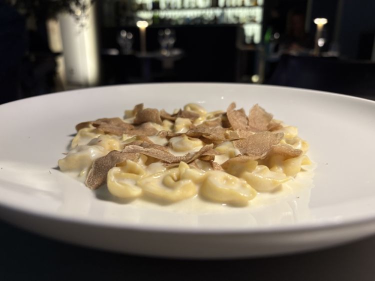 Tortellini in crema di Parmigiano e tartufo bianco - Irina Steccanella
