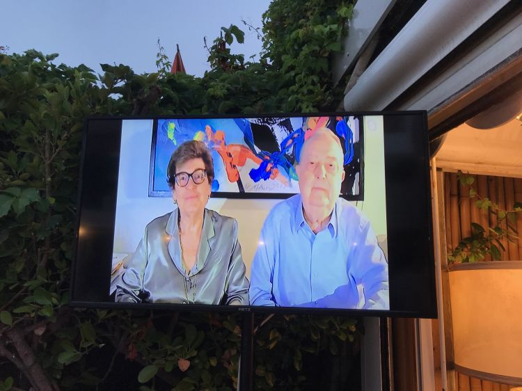 Aimo e Nadia Moroni collegati da Milano, durante la premiazione a Forte dei Marmi
