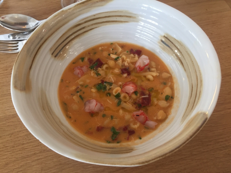 Pasta e ceci con peperoni cruschi e gamberi rossi