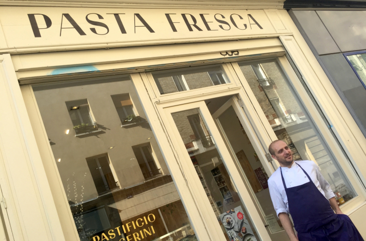 Giovanni Passerini davanti al suo Pastificio di Pa