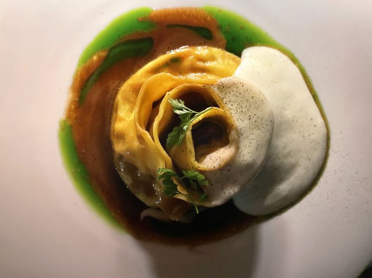 Cartellata ripiena di pioppini, pomodorini, aglio e prezzemolo, fondo di funghi e spuma di patate