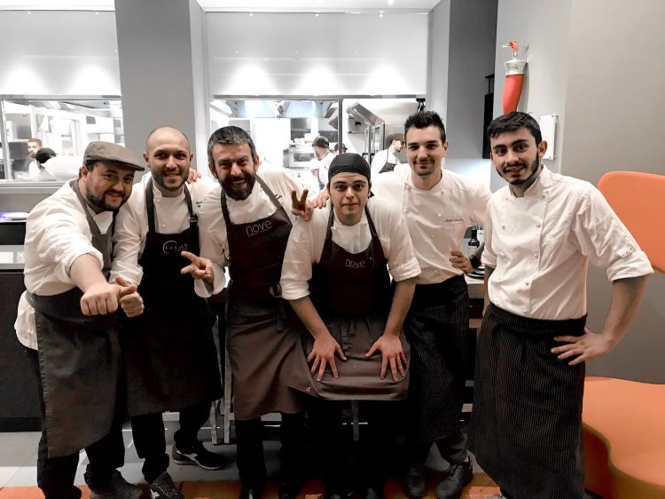 La brigata ligure che ha preparato la cena benefica: da sinistra Marco Isola (Il Marin), Marco Visciola (Il Marin), Giorgio Servetto (Nove), Cesare De Santis (Nove), Matteo Di Moro (Il Marin), Samuele Culasso (Il Marin). Foto Carlo Passera