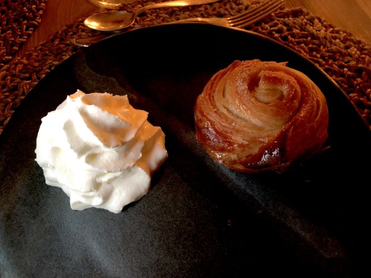 Sfogliatina di pasta di pane e crema chantilly
