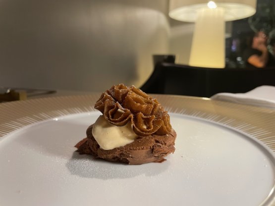 Coffee coral, ice cream of miso caramel, chocolate ganache 
A filtered coffee rose presented like a cone
