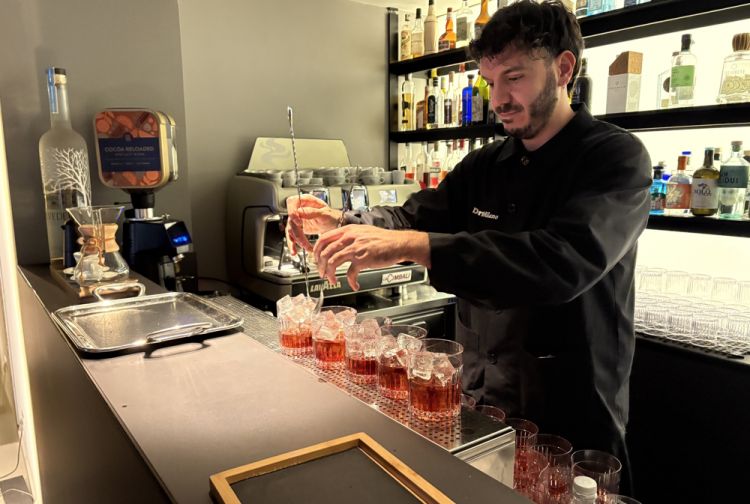 Edris Al Malat durante la miscelazione del primo dei suoi Negroni