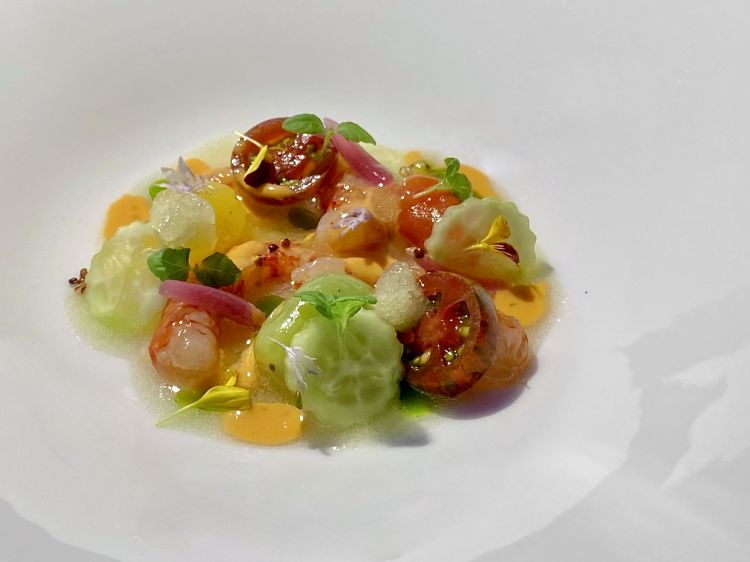 Gambero crudo di Villasimius su un acqua e sale pugliese di melone e sedano bianco, emulsione di teste di gamberi, datterini pelati e marinati, cuore di cetriolo e granita di sedano