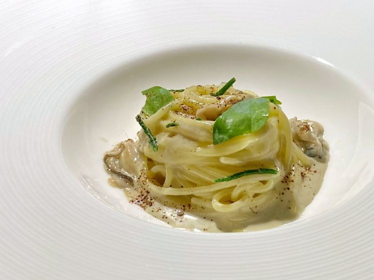 Spaghetto tiepido mantecato nel burro affumicato e pompia, ostrica in due consistenze, in emulsione e cruda, polvere di lime, salicornia e foglie di ostrica
