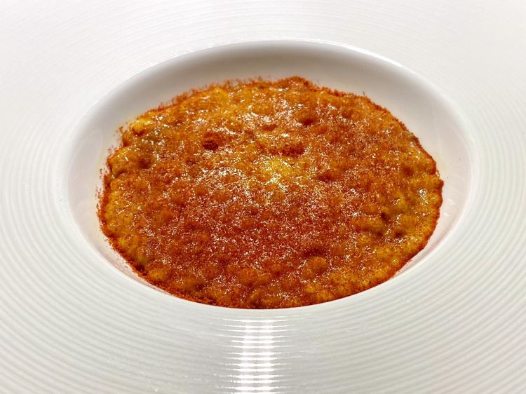 Fregola ai tre peperoni (il peperone giallo usato in mantecatura, il verde sott’olio - come si fa in Puglia - alla base, insieme a una formina di caprino e infine una polvere di peperone rosso)