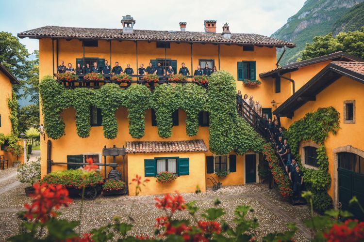 Il team di San Leonardo nella tenuta di Avio