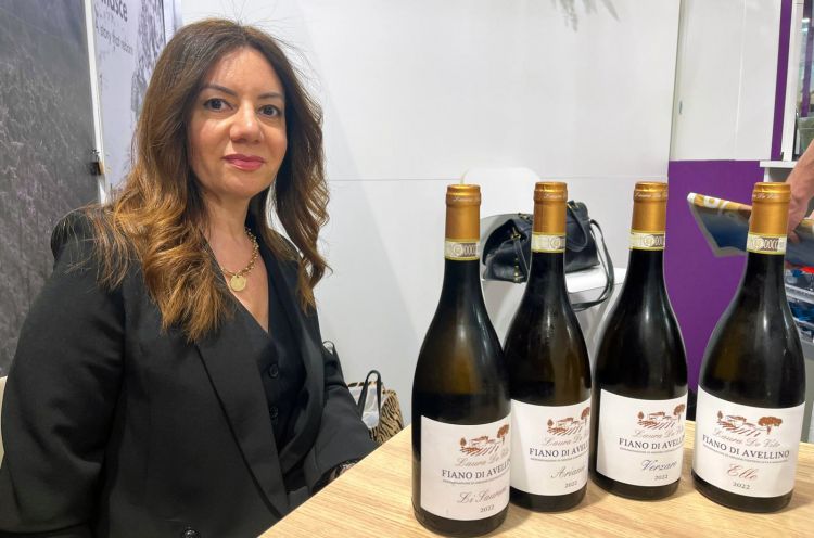 Laura De Vito mostra i suoi vini
