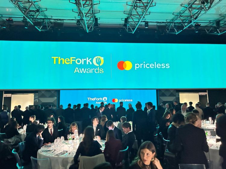 La sala gremita per la serata di gala