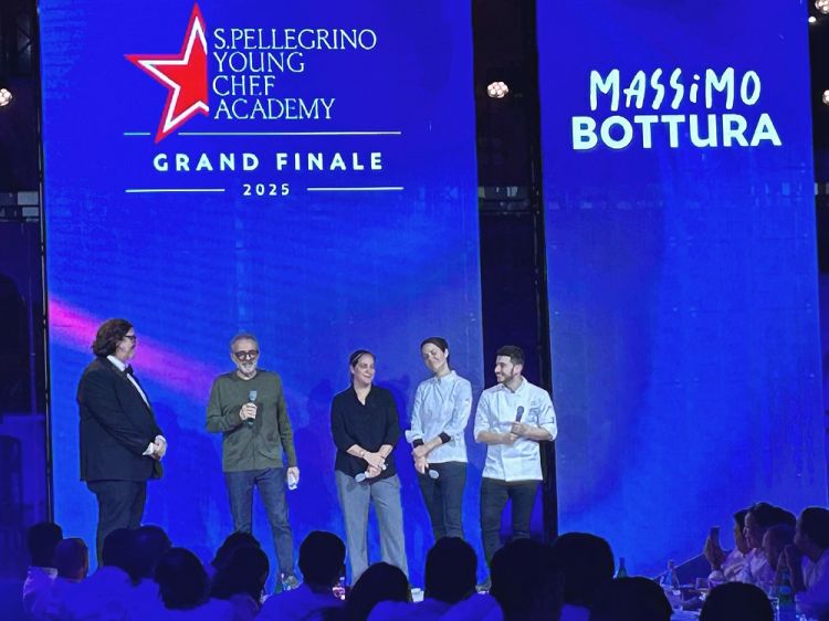 Massimo Bottura sul palco con Pìa Leòn, Jessica Rosval e Nelson Freitas, vincitore della quinta edizione della Competition